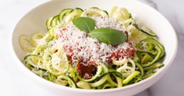 Zucchinispaghetti mit Bolognese