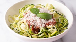 Zucchinispaghetti mit Bolognese