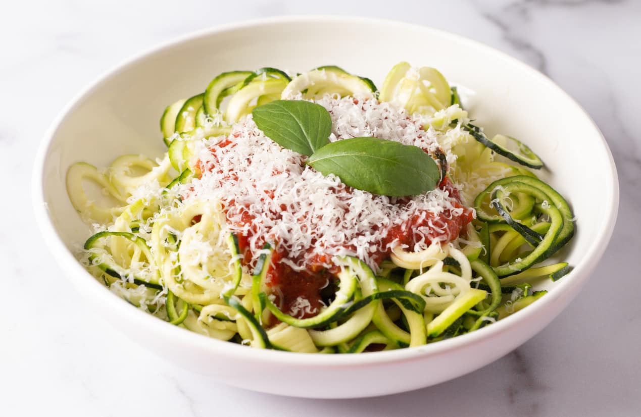 Zucchinispaghetti mit Bolognese