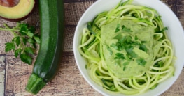 Zucchini Nudeln mit Avocado Pesto