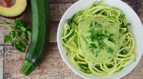 Zucchini Nudeln mit Avocado Pesto