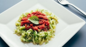 Zucchini Spaghetti mit Tomatensauce Rezept