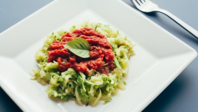 Zucchini Spaghetti mit Tomatensauce