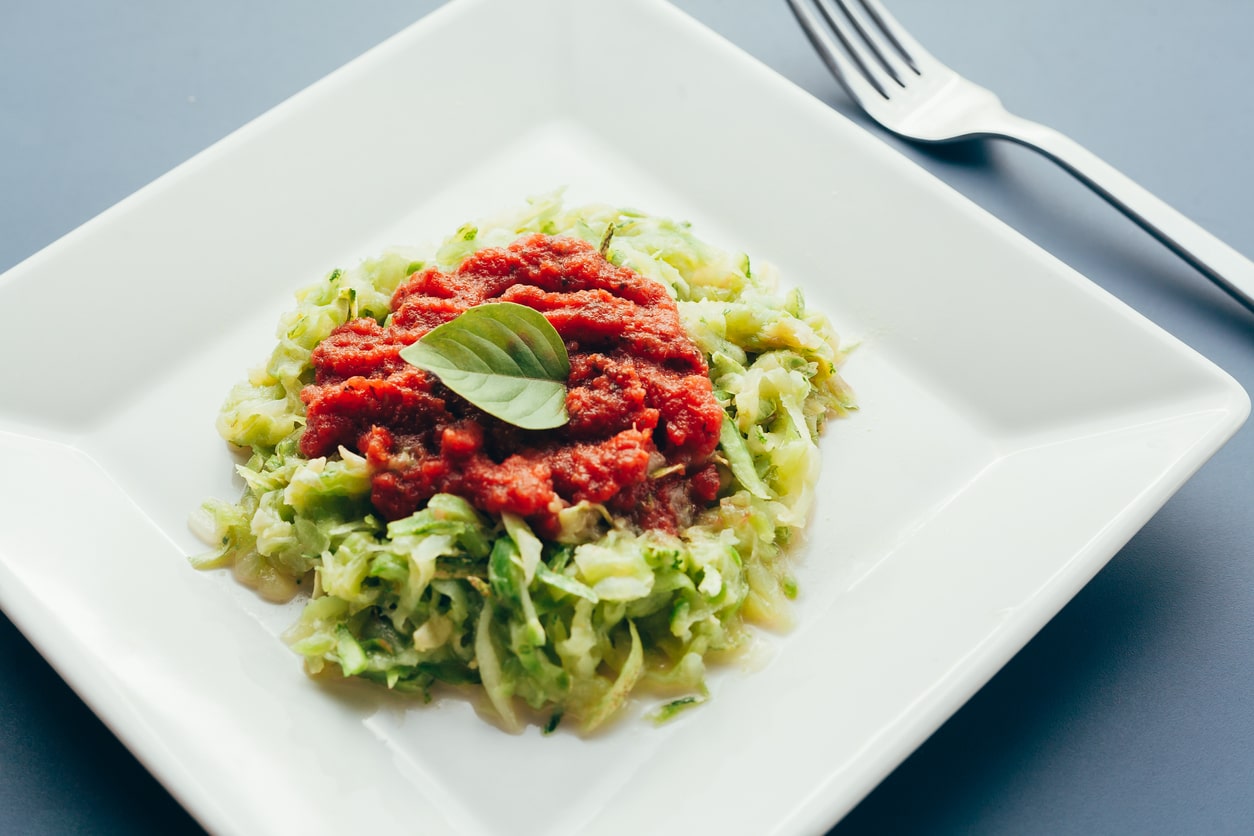 Zucchini Spaghetti mit Tomatensauce