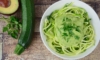 Zucchini Nudeln mit Avocado Pesto